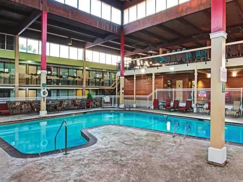 Ramada Overland Park Mission Екстериор снимка