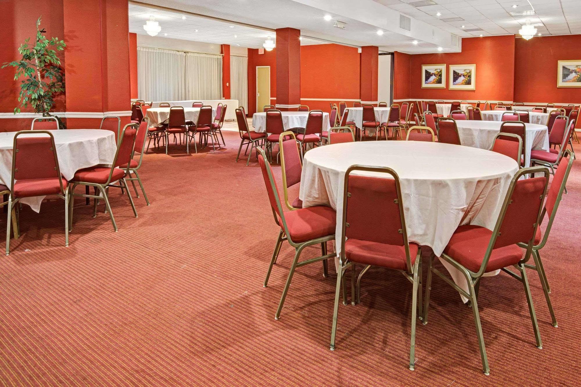 Ramada Overland Park Mission Екстериор снимка
