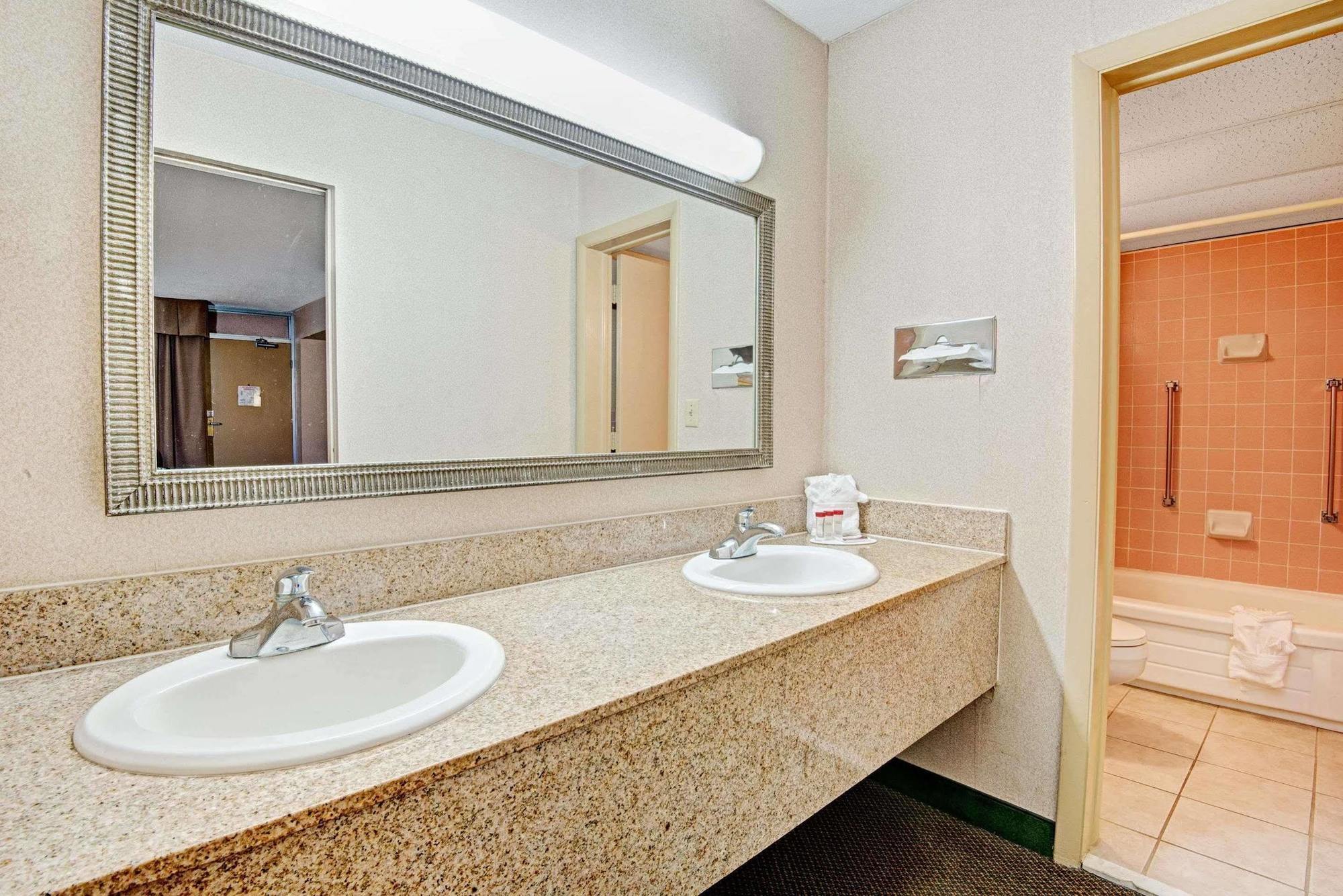 Ramada Overland Park Mission Екстериор снимка
