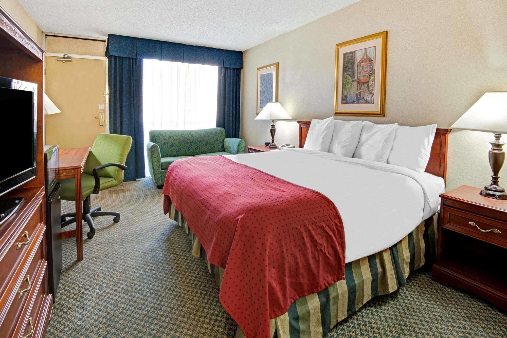 Ramada Overland Park Mission Екстериор снимка