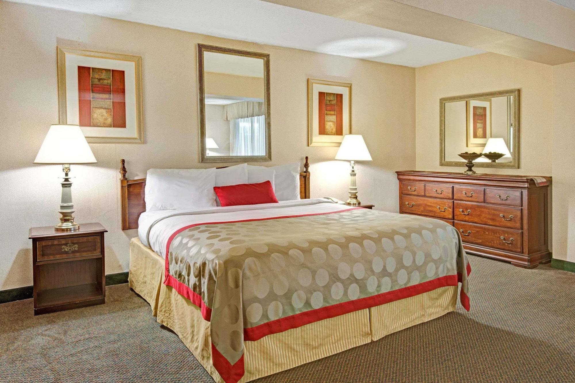 Ramada Overland Park Mission Екстериор снимка