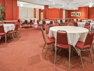Ramada Overland Park Mission Екстериор снимка